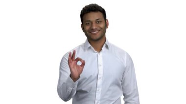 Gülümseyen Afro-Amerikan iş adamı tamam işareti gösteriyor.