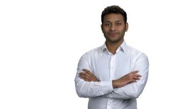 Genç Afro-Amerikalı iş adamı fotokopi alanını işaret ediyor..