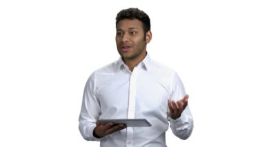 İş koçu beyaz arkaplan üzerine bir sunum yapıyor.