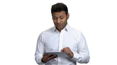 Dijital tablet kullanan erkek işletme koçu.