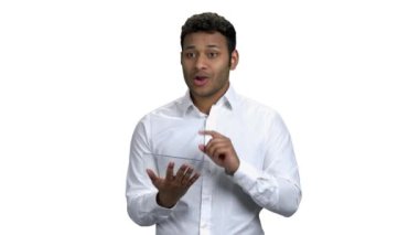 Şeffaf bilgisayar tableti kullanan genç işadamı.