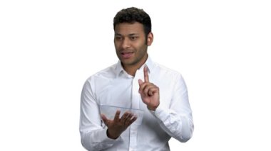 Fütürist dijital tablet kullanan bir işadamı konuşmacısı. Y