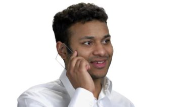 Beyaz arka planda cam telefon kullanan adam.