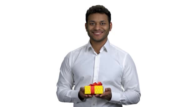 Empresário afro-americano feliz oferecendo caixa de presente. — Vídeo de Stock