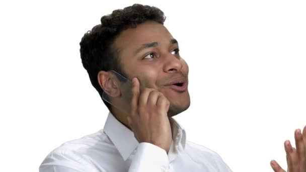 Возбужденный бизнесмен разговаривает по прозрачному телефону. — стоковое видео