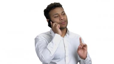 Genç ve etkileyici iş adamı telefonda konuşuyor..