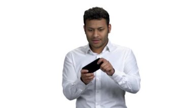 Komik iş adamı telefonda oyun oynuyor..