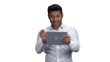 Komik Hint adam dijital tablet üzerinde oyun oynuyor.