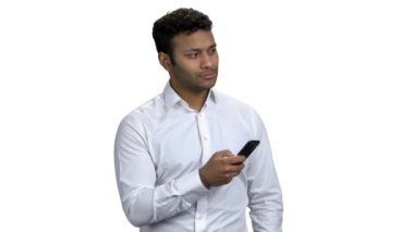 Genç adam cep telefonuyla fotoğraf çekiyor..