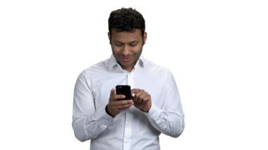 Cep telefonu kullaranarak genç Hintli.