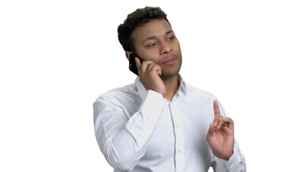 Молодой выразительный бизнесмен разговаривает по телефону. — стоковое видео