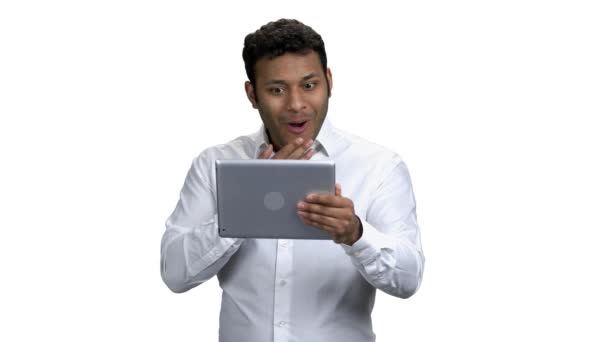Homem chocado olhando para tablet digital . — Vídeo de Stock