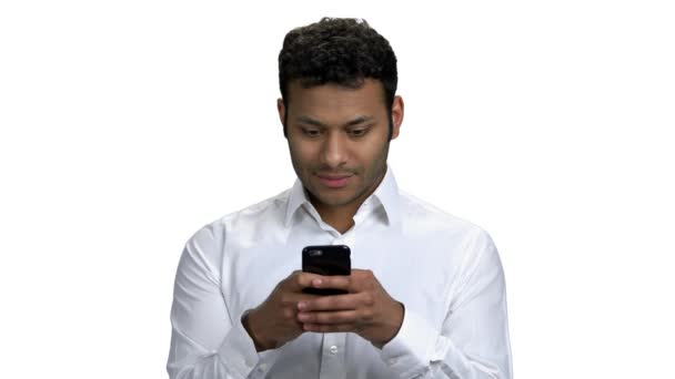 インドのビジネスマンが携帯電話でメッセージを入力する. — ストック動画