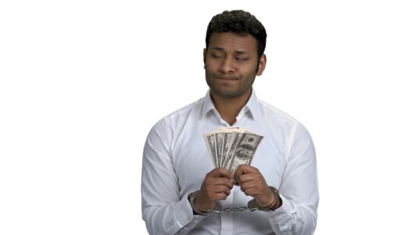 Empresário algemado segurando suborno dólar. — Vídeo de Stock