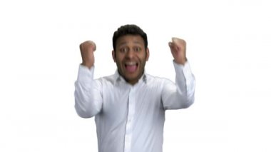 Mutlu aşırı mutlu iş adamı beyaz arka planda.