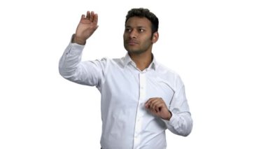 Şeffaf sanal ekranla çalışan Afro-Amerikalı iş adamı.