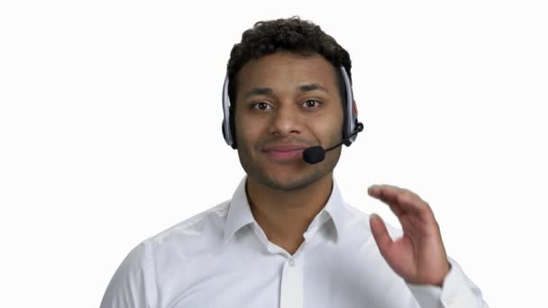 Portret van een mannelijke call center agent. — Stockvideo