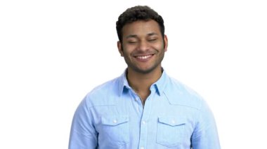 Beyaz arka plan üzerinde neşeli işadamı portresi.