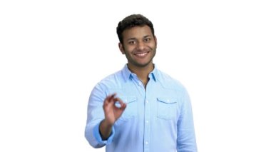 Neşeli işadamı parmakları ile ok işareti gösteren.