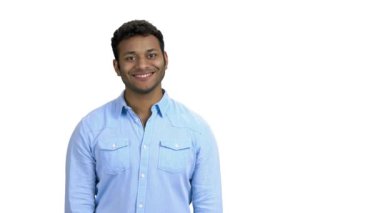 Genç adam elleriyle boşluğu kopyalamaya çalışıyor..