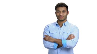 Çekici bir genç parmak ile fotokopi alanını gösteriyor..