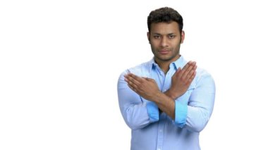 Genç adam dur işareti yapıyor..