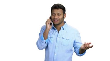 Heyecanlı Hintli adam telefonda konuşuyor.