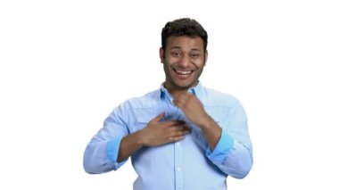 Duygusal esmer adam beyaz arka planda gülüyor..