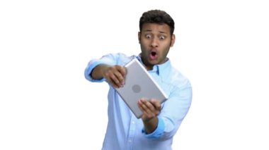 Tablet bilgisayarında video oyunu oynayan mutlu Hintli adam.