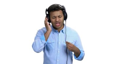 Adam en sevdiği şarkı ve dans dinleme.