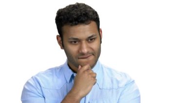 Beyaz zemin üzerine düşünceli ifade ile genç adam