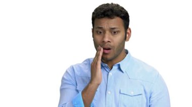 Beyaz arka planda diş ağrısı çeken Hintli adam..