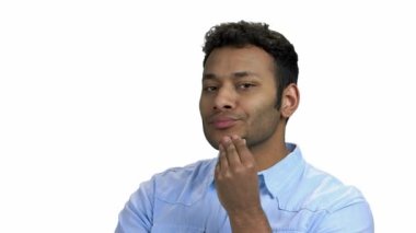 Şüpheli bir ifadesi olan genç bir adam..