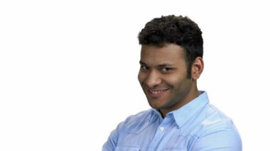 Gülümseyen maço adam sessizliğini koruyor..