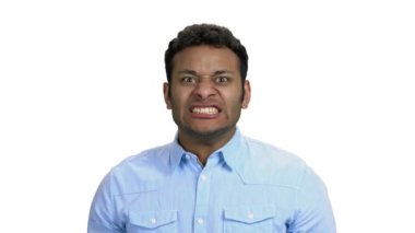 Çılgın koyu tenli adam agresif ifade ile bağırıyor.