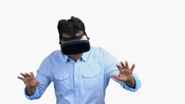 Sanal gerçeklik gözlüğü takan korkmuş genç bir adam.