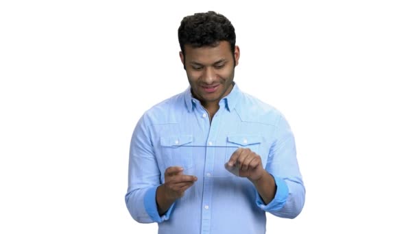 유리 디지털 장치를 사용하여 웃는 남자. — 비디오