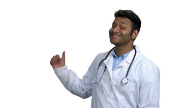 Gülümseyen doktor kopya alanına işaret ediyor.