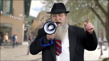 Güvenilir iş adamı megafonla bir duyuru yapıyor..