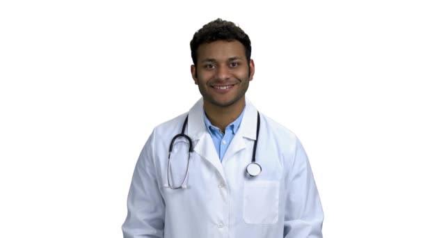 Портрет счастливого молодого врача, показывающий знак ОК. — стоковое видео