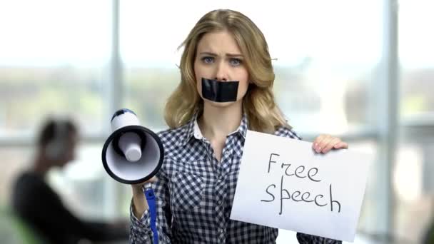 Manifestante joven con cinta negra sobre la boca. — Vídeos de Stock