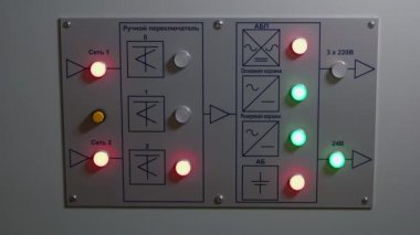 Elektronik laboratuarındaki kontrol panellerini kapatın..