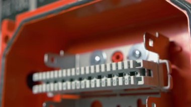 Yakın çekim kırmızı elektrik endustriyal kontrol sigorta kutusu.