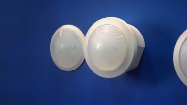 Mavi duvarda bir sürü lamba var..