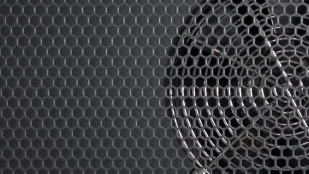 Close-up stationaire radiator achter het metallische net. — Stockvideo