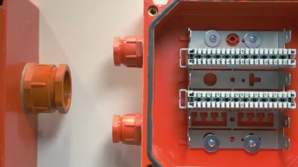 Scatola di controllo elettrica rossa su sfondo bianco. — Video Stock