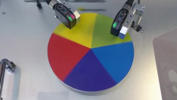 Вращающийся цветной диск манукатурной машины вид сверху. — стоковое видео