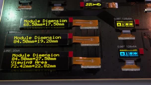 Chip de dispositivo de close-up com exibição de trabalho e informações. — Vídeo de Stock