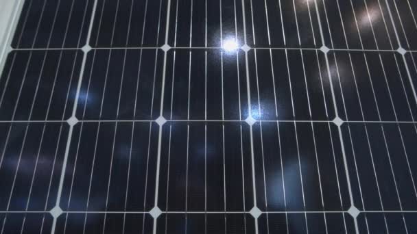 Große, glänzende Solarpaneelinstallation aus nächster Nähe. — Stockvideo