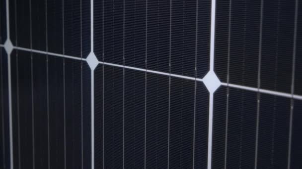 Большой солнечный панель питания установки крупным планом зрения. — стоковое видео